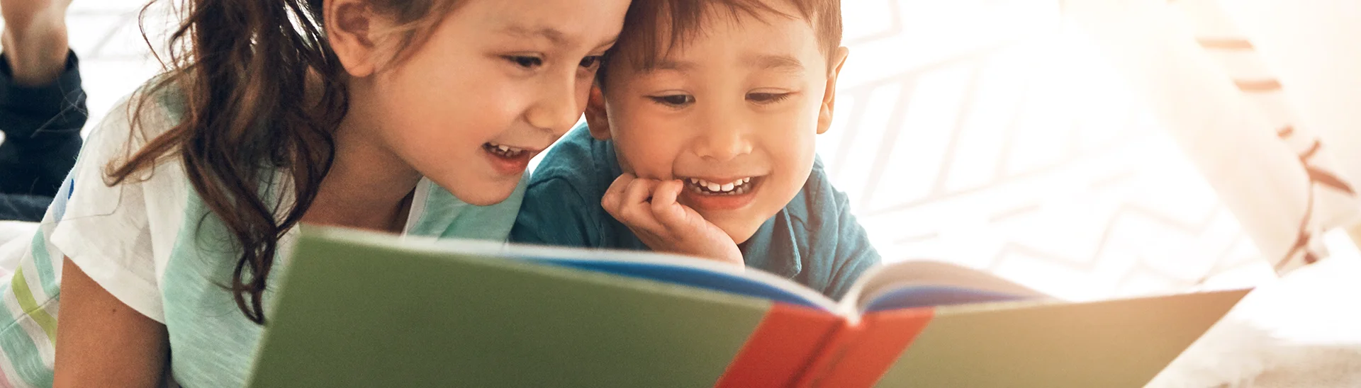 Niños leyendo un libro