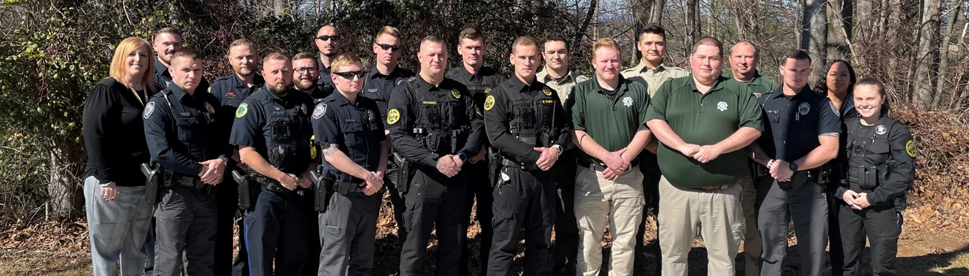 Foto de grupo de miembros del departamento de policía del condado de Wilkes de pie.