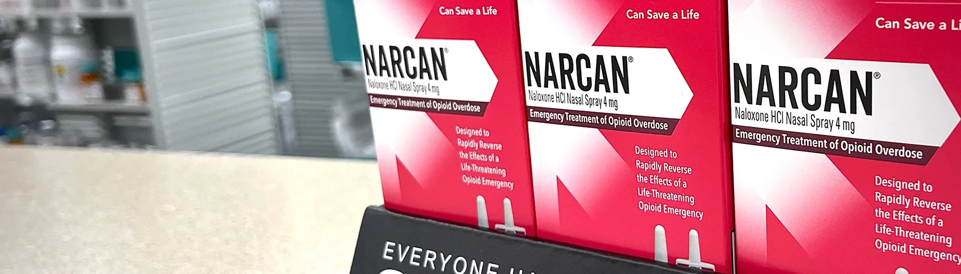 Exposición de productos NARCAN en el mostrador de una farmacia.