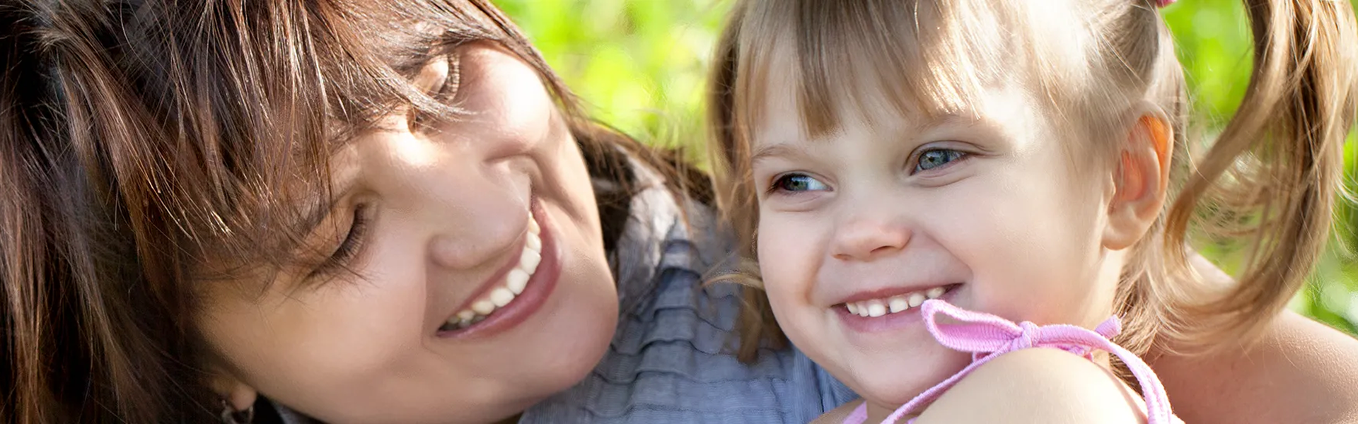Madre con su hija riendo y sonriendo.