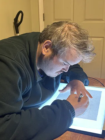 Dave Demmer, de Sparkfire Comics, trabaja duro en la ilustración de uno de sus cómics.