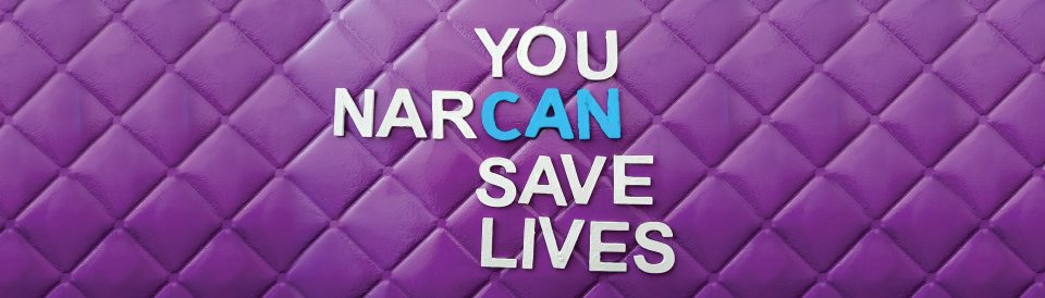 Lectura de la pancarta de concienciación sobre la sobredosis, YouNarcanSaveLives (Tú puedes salvar vidas).