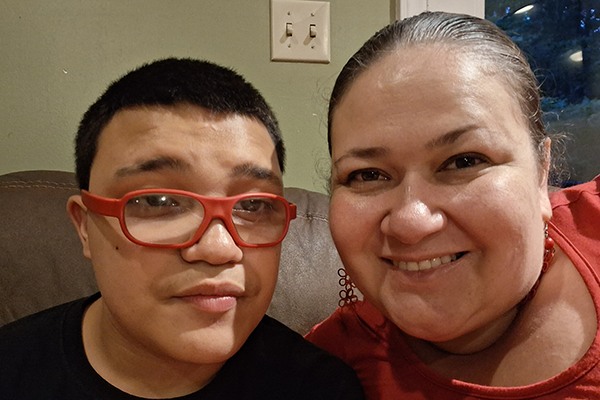 Alejandro y Lina Olarte sonríen juntos con motivo del Día del Cuidador