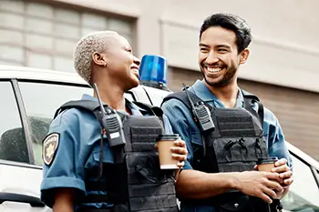 Dos policías sonriendo juntos